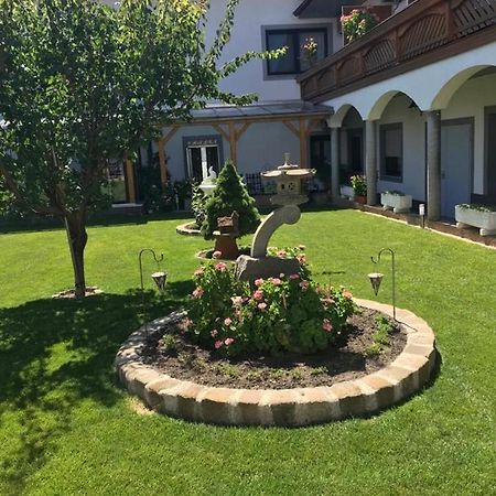 Gaestehaus Und Weinbau Zur Wiederkehr Strudler Podersdorf am See Eksteriør bilde