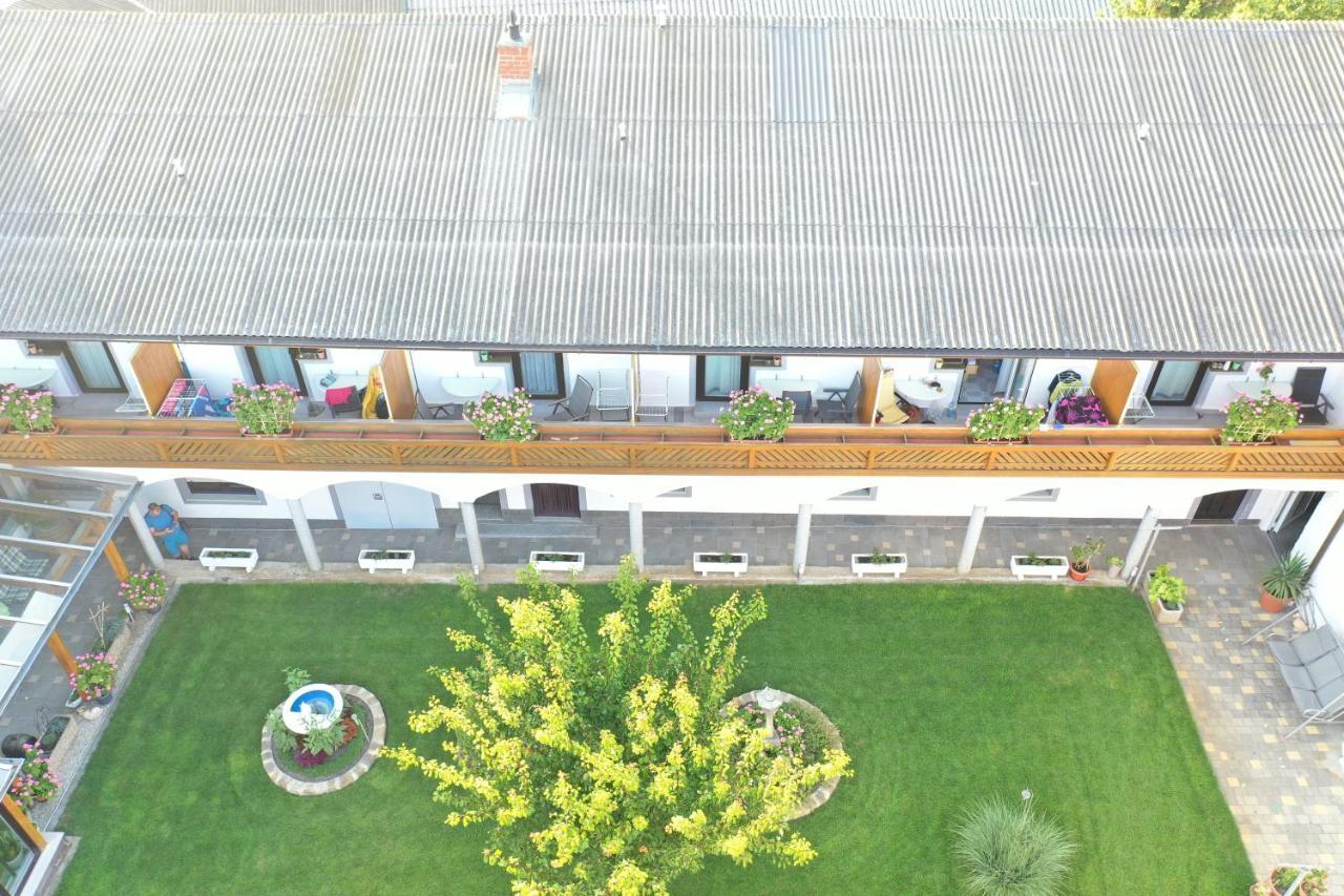 Gaestehaus Und Weinbau Zur Wiederkehr Strudler Podersdorf am See Eksteriør bilde
