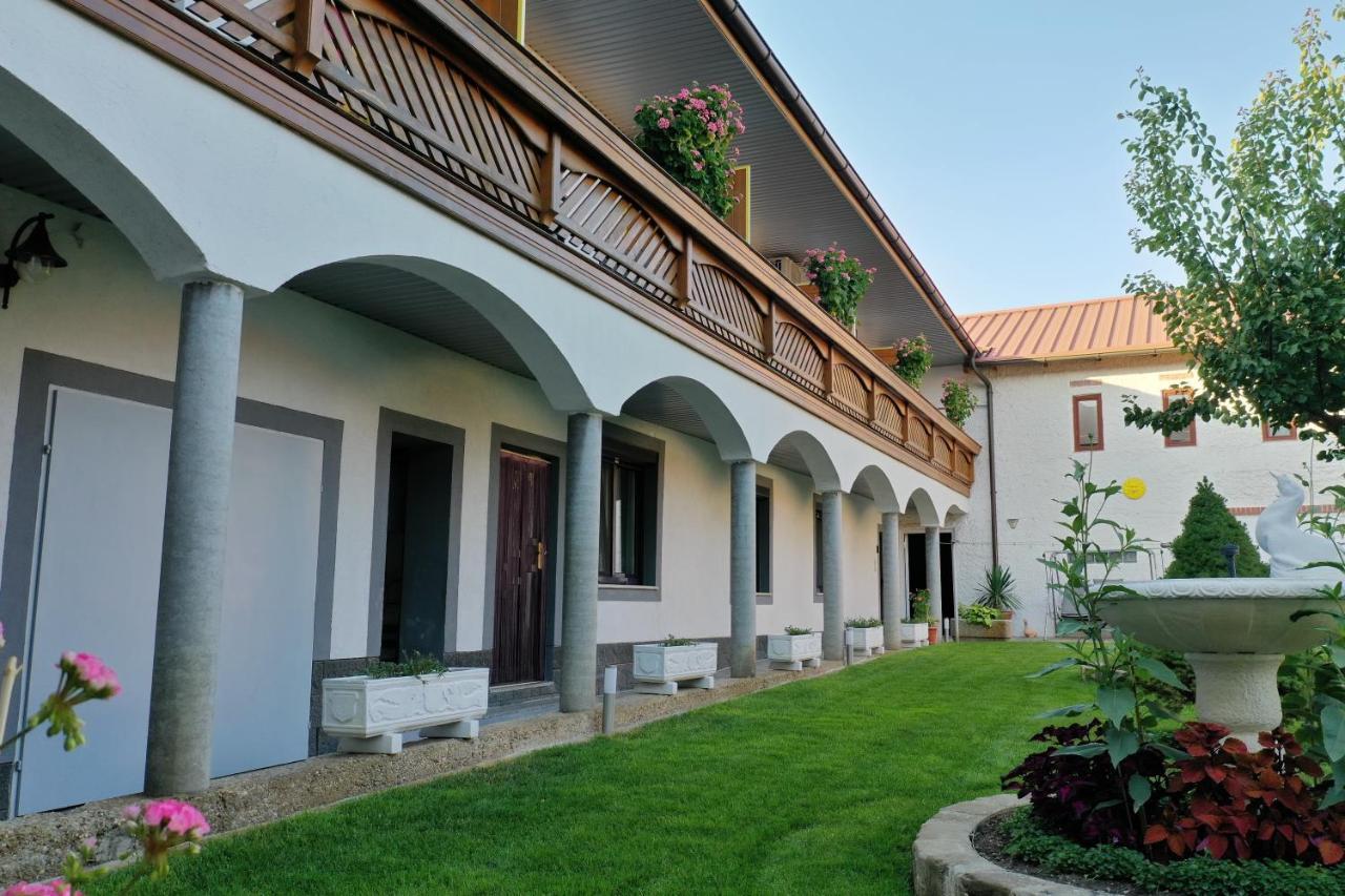 Gaestehaus Und Weinbau Zur Wiederkehr Strudler Podersdorf am See Eksteriør bilde