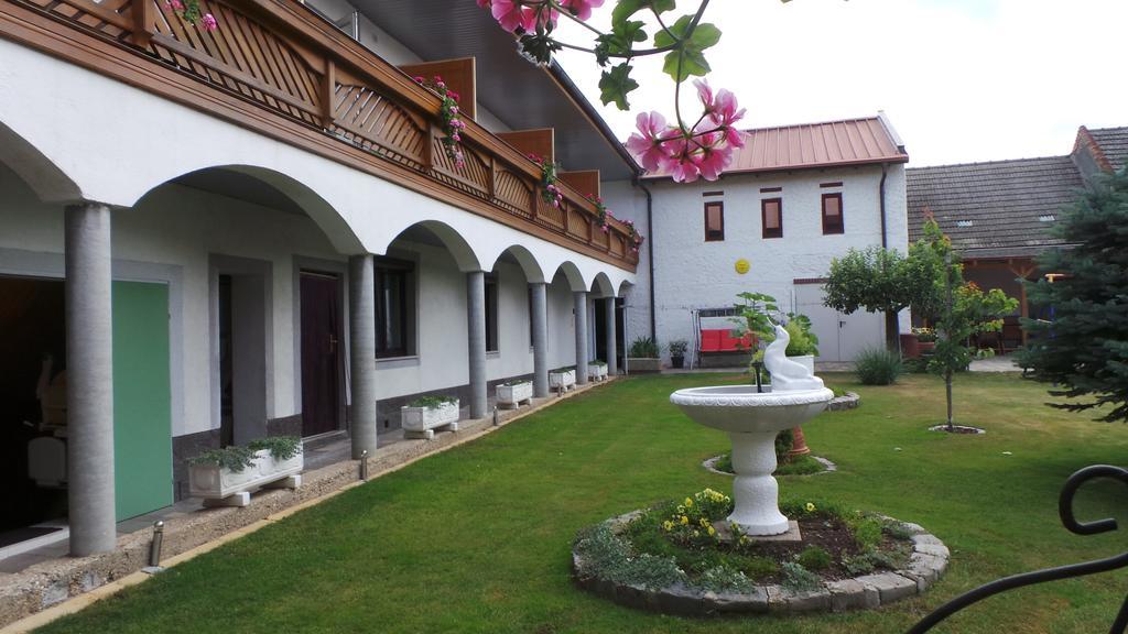 Gaestehaus Und Weinbau Zur Wiederkehr Strudler Podersdorf am See Eksteriør bilde