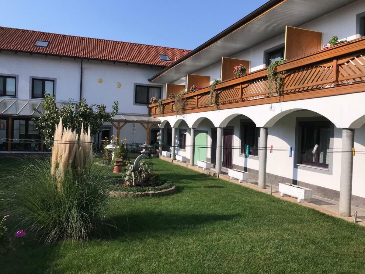 Gaestehaus Und Weinbau Zur Wiederkehr Strudler Podersdorf am See Eksteriør bilde